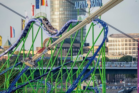 Rheinkirmes in den Rheinwiesen in Düsseldorf-Oberkassel, Achterbahn Alpina Bahn, Hochfahrgeschäft