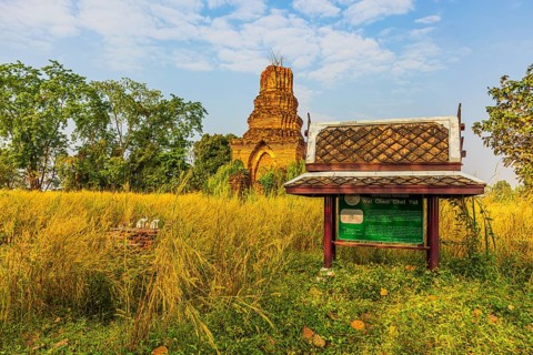 Abandoned temple ruins of Wat Chedi Chet Yot, near Kamphaeng Phet, Kamphaeng Phet Province,