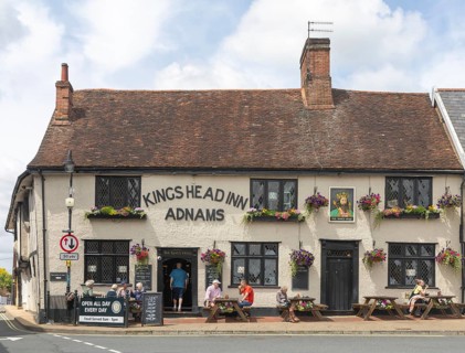 Historic building Kings Head Inn, Adnams pub, Market Hill, town of Woodbridge, Suffolk, England, UK