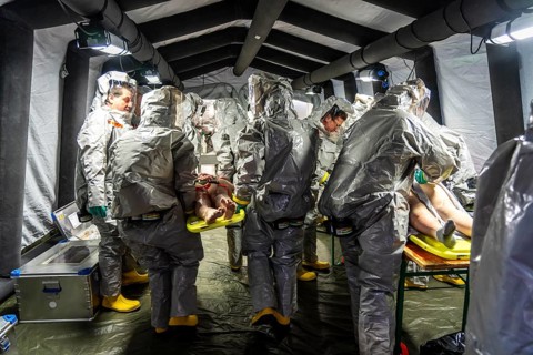 Decontamination of injured persons after an assumed accident involving hazardous substances, fire