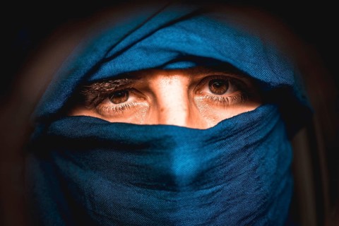 Look that simulates a blue cloth covered Berber in the desert of Merzouga in Morocco