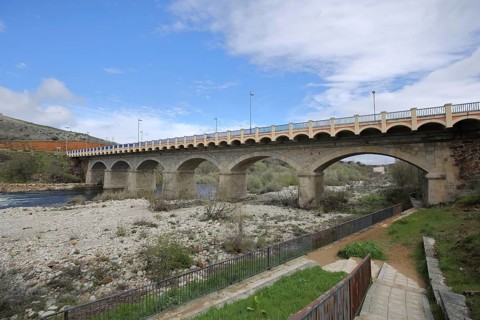 Stone arch bridge over the Rio Tormes river, riverbed, low tide, El Barco de Ávila, Sierra de
