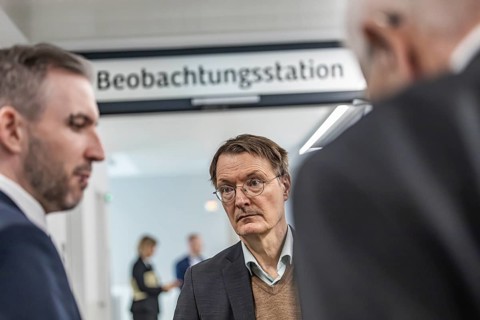Federal Health Minister Karl Lauterbach (right, SPD) visiting a clinic in Baden-Württemberg, where