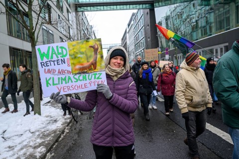 Participant with poster: Save the forest and don't delay climate protection. At the Fridays for