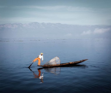 Myanmar travel tourist sighseeing attraction, Traditional Burmese fisherman rowing on one leg at