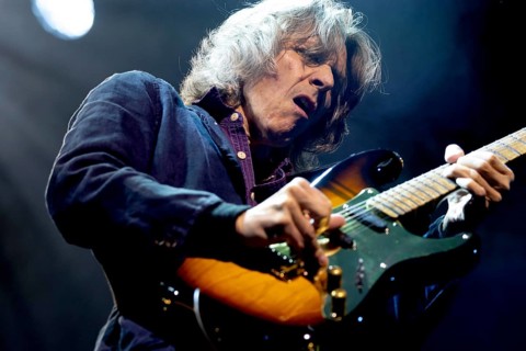 Terence Reis, singer and guitarist of The Dire Straits Experience, live on Shiver In The Dark World