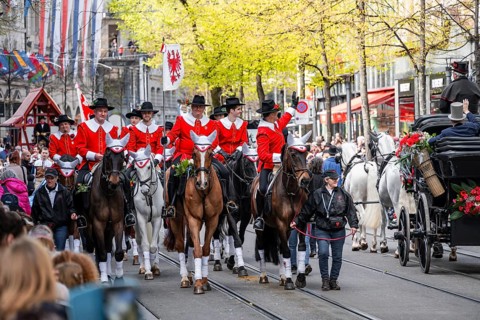 Zunft zur Zimmerleuten, parade of historically costumed guild members, Sechseläuten or Sächsilüüte,