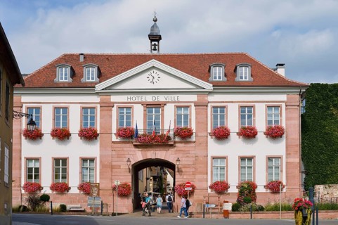 Town hall with flowering geraniums (Pelargonium) in the windows, Hôtel de Ville, Riquewihr,