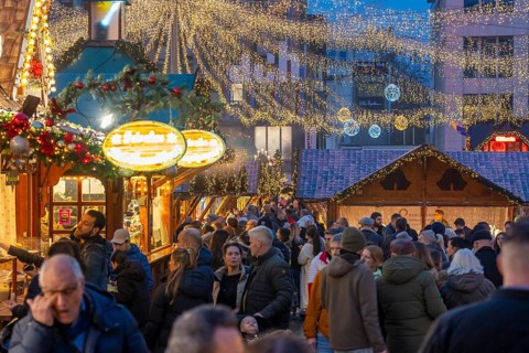 Pre-Christmas time, visitors to de, Christmas market in downtown Essen, on Kennedyplatz, the market