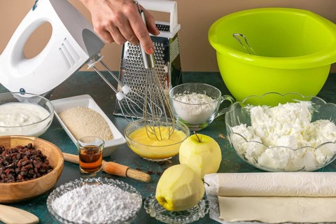 Preparation for making strudel with curd, apples, raisins, yogurt, puff pastry and sugar