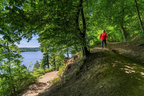 Hiking on the Baldeneysteig hiking trail in Essen, 26, 7 km around Lake Baldeney, and at the same