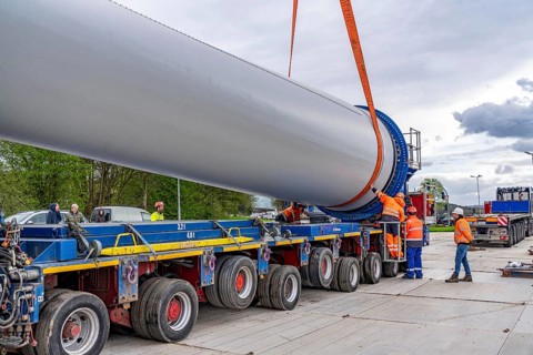 Preparation for the transport of a 68 metre long blade, a wind turbine, with a self-propelled