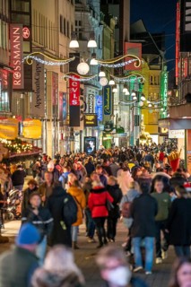 Pre-Christmas time in Dortmund, pedestrian zone, shopping street Westenhellweg, many people go