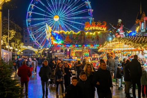 Christmas market on Königsstraße in the city centre of Duisburg, pre-Christmas season, Christmas