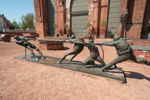 Sculptures, tug-of-war group by Karl Henning Seemann 1985-1987, on the former square of the nave of