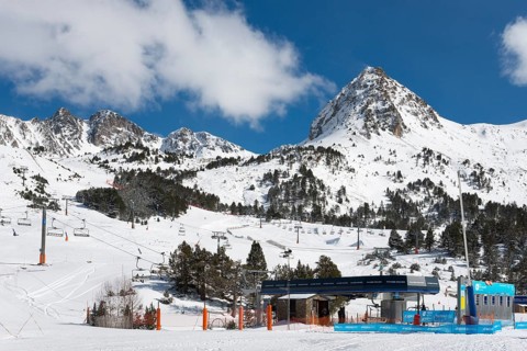Winterliches Skigebiet in den Bergen von Andorra mit Sesselliften und schneebedeckten Gipfeln unter