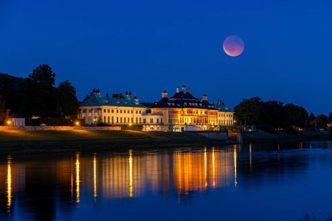 The Wasserpalais is reflected in the Elbe during the blue hour. A rare phenomenon could be observed