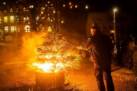 Christmas tree burning on the Kleinnauendorf fairground. The local history association G-Haus