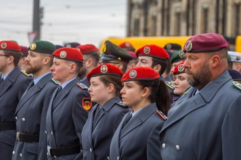 In front of the Semper Opera, the Bundeswehr bids farewell to around 700 young officers who, after
