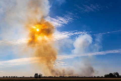 A large forest fire covering an area of 200 hectares is currently raging in the Gohrischheide