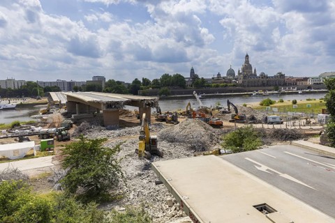 Demolition work continues after the partial collapse of the Carola Bridge. Further bridge segments