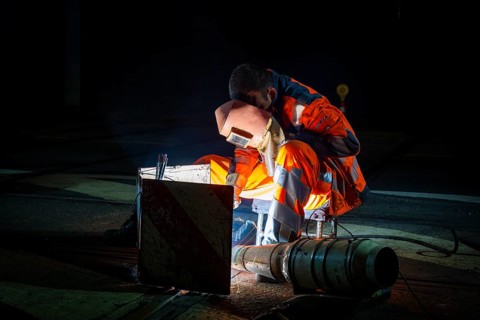 Worn tram tracks are made fit for traffic using construction welding. In order not to disrupt