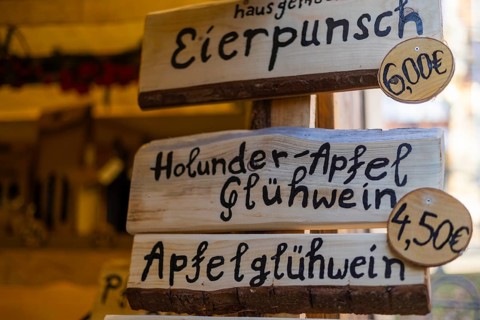 The Elbhangfest Christmas market on Körnerplatz in Dresden is an insider tip. Price tags for hot