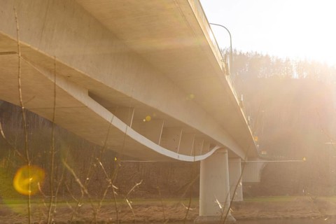 The Elbe bridge in Bad Schandau (B 172) is closed to all traffic with immediate effect. This