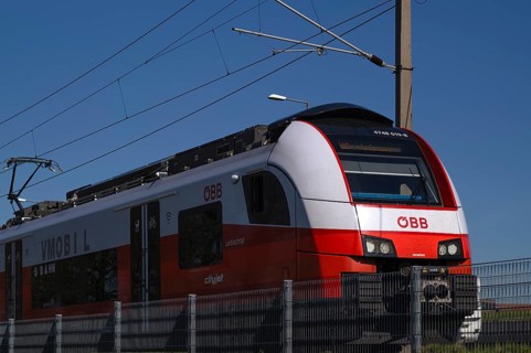 Railcar, locomotive, ÖBB regional train, Austrian Federal Railways, Lochau, Vorarlberg, Lake