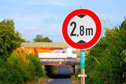 Prohibition sign for vehicles over 2.8 metres in height, no through traffic, subway