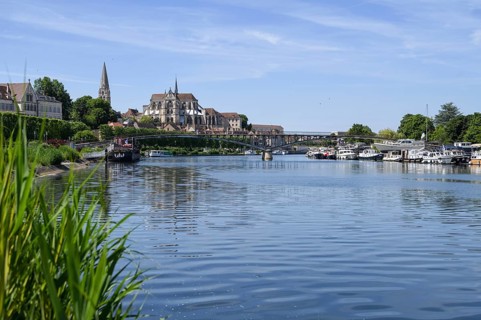 Houseboats on the river Yonne, in the background the Cathédrale Saint-Étienne, Auxerre, Département