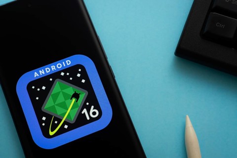 The logo of the Android 16 is displayed on a smartphone screen