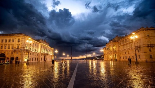 Illuminated square Piazza Unità d'Italia, Palazzo del Lloyd Triestino and Palazzo della