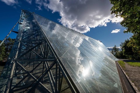Glass canopy by architects Kjell Lund and the Lund & Slaatto office over the ruins of Hamar