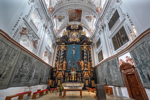 Altar room with fasting cloth from 1697 by Carl Reslfeld, at the high altar, parish church of the