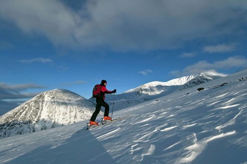 Ski tourers climbing the Akka Massif, Stora Sjöfallet National Park, Laponia World Heritage Site,