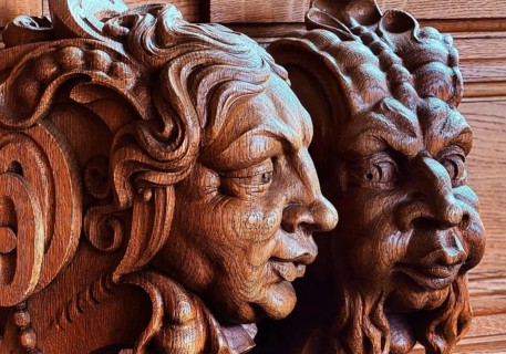 Expressive head carved entirely from oak wood on the council stalls in the Upper Town Hall in
