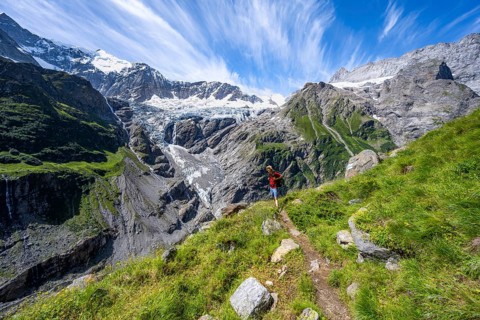 Mountaineers on hiking trail in front of mountain panorama, picturesque high alpine mountain