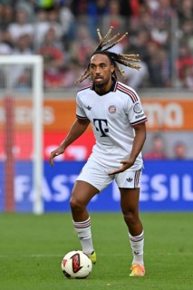 Sacha Boey, FC Bayern Munich (FCB) (23) in action with the ball – Bundesliga, football,