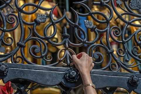 Detal, tourist shooting at the Golden Ring. Alleged lucky charm at Schönen Brunnen, Hauptmarkt,