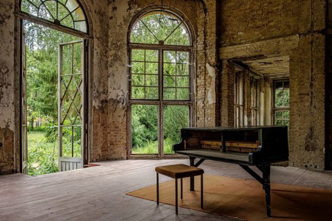 Morbid charm in the so-called piano hall, former lung sanatorium and lost place Heilstätte