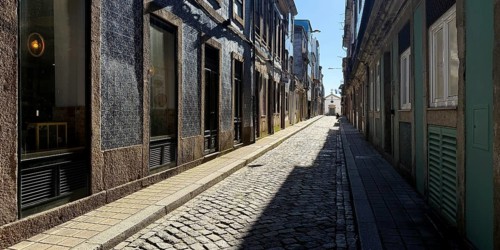 Rua do Pinheiro Street, a narrow and narrow typical street in the old town with the Capela de Nª