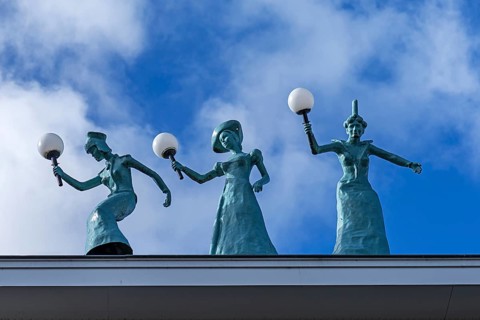Dancing figures on the roof of the Dille & Kamille department store, formerly a theatre, Enschede,