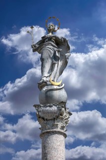 Marienbrunnen mit Marienfigur, Karlsplatz, Cloudy Sky, Neuburg an der Donau, Upper Bavaria, Germany