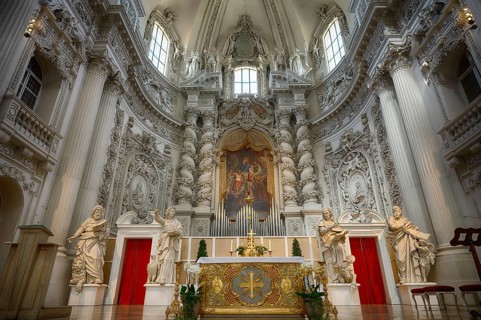 Interior photo, choir room, altar, high altarpiece by Gaspar de Craye, Theatine Church, officially