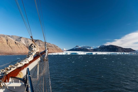 Bow of a sailing ship, Ossian Sarsfjellet, Kronebreen or Crown Glacier, Kongsfjord or Kongsfjorden,