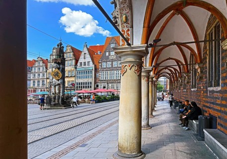 View from the arcade of the town hall onto the market square with the Bremen Roland, UNESCO World