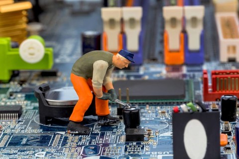 Computer board and worker, symbolic photo for computers, support, maintenance, data security,