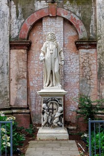 A marble statue attributed to sculptor Grinling Gibbons depicts Sir Robert Clayton, President of St
