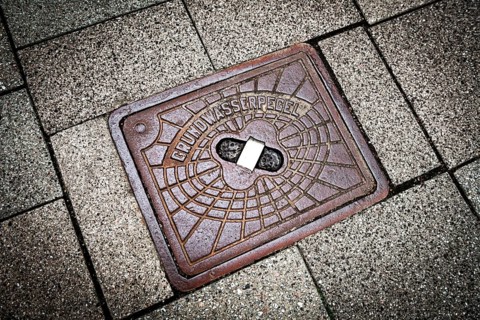 Cast iron lid with inscription groundwater level in Bergedorf, Hamburg, Germany +++ editorial use